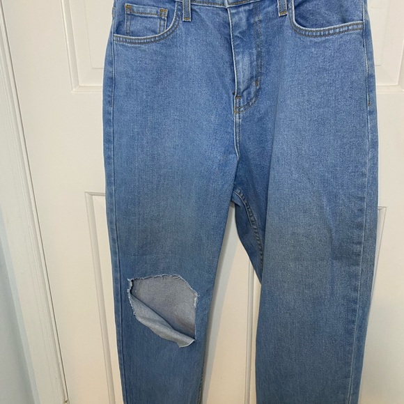 Brand new jeans with knee cut out - Picture 2 of 3